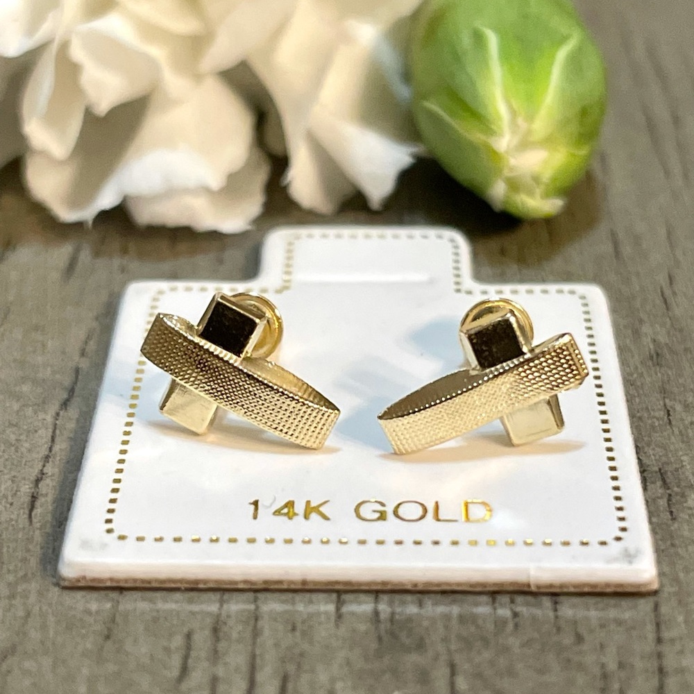 Solid Gold 14 Karat Yellow  Cross 7x10mm Stud Earring